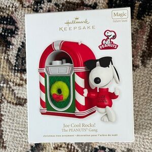 Hallmark Joe Cool Rocks Peanuts Snoopy Ornament 2012 Magic